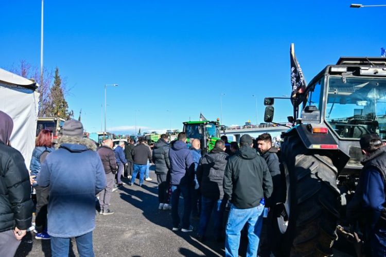 Αγρότες από τη Νίκαια απέκλεισαν τις σήραγγες στα Τέμπη – Η ΕΛ.ΑΣ. διέκοψε την κυκλοφορία των οχημάτων
