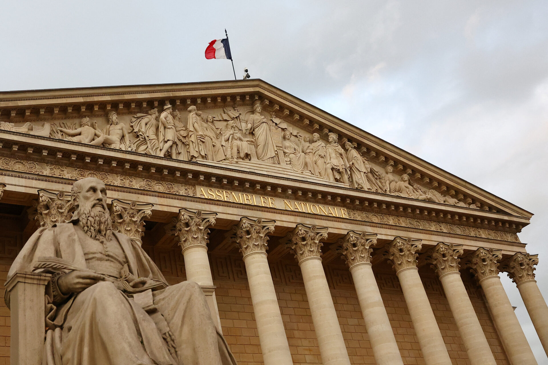 Η Γαλλία παραμένει χωρίς προϋπολογισμό