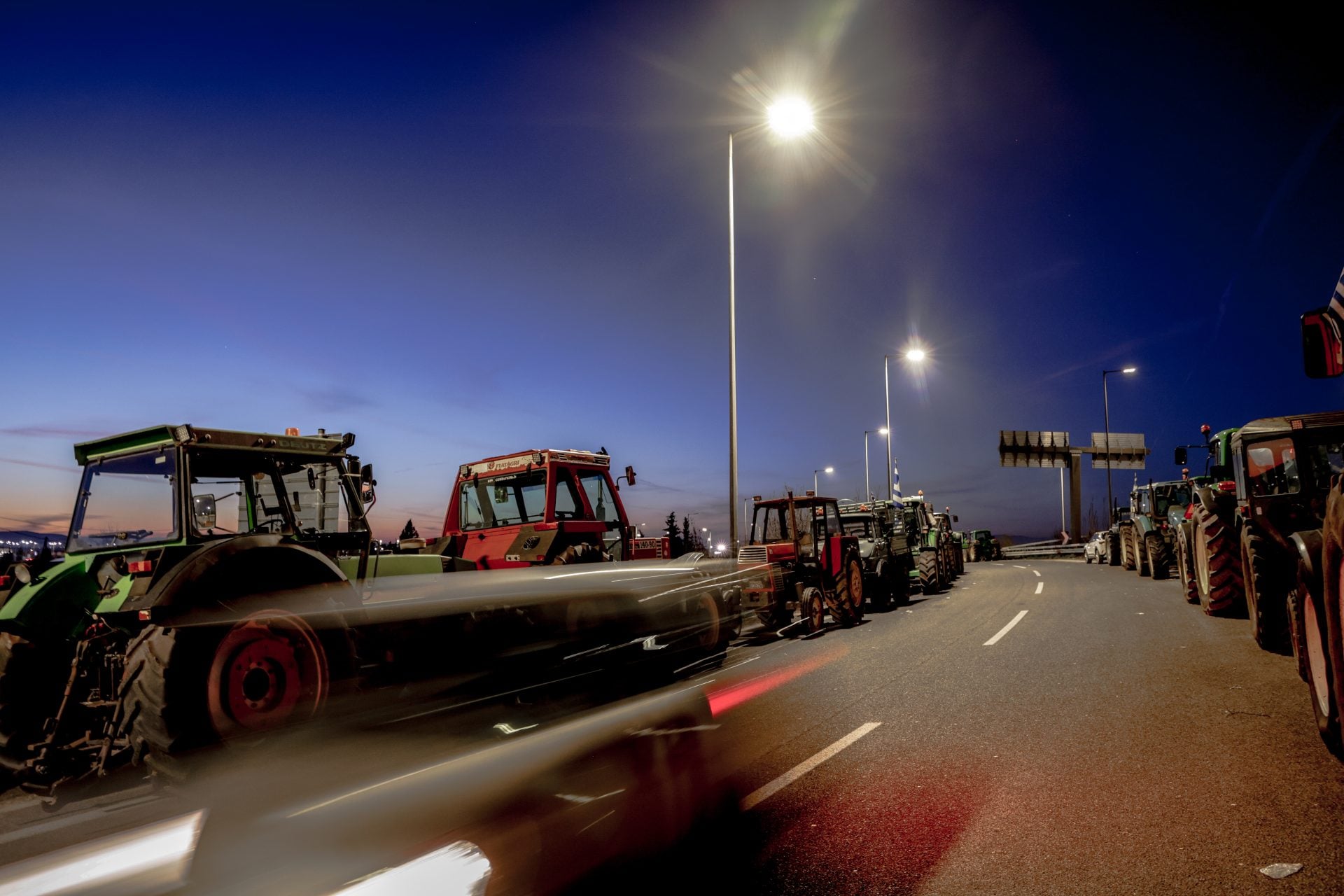 Παραμένουν στον κόμβο της Νίκαιας τα τρακτέρ, με ανοιχτούς δρόμους