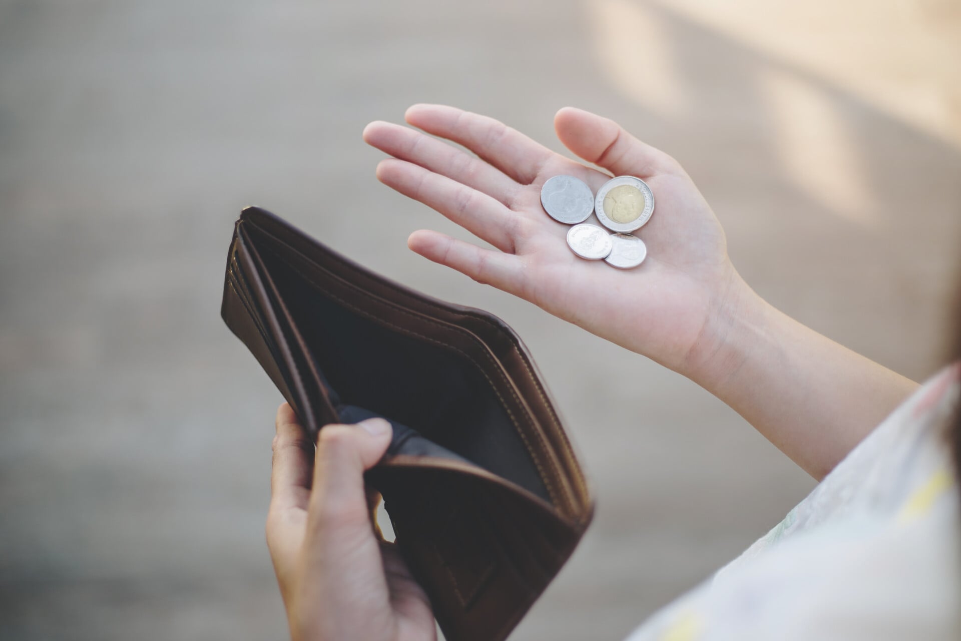 Τα μικρά πάγια έξοδα που δεν προσέχει κανείς αλλά «τρώνε» τον μήνα