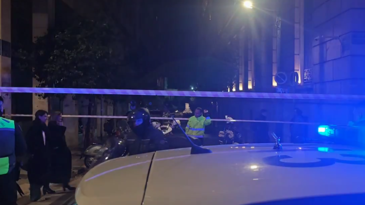 Κλειστή η Ομήρου: ΤΕΕΜ ελέγχουν ύποπτη μηχανή έξω από την Τράπεζα της Ελλάδος