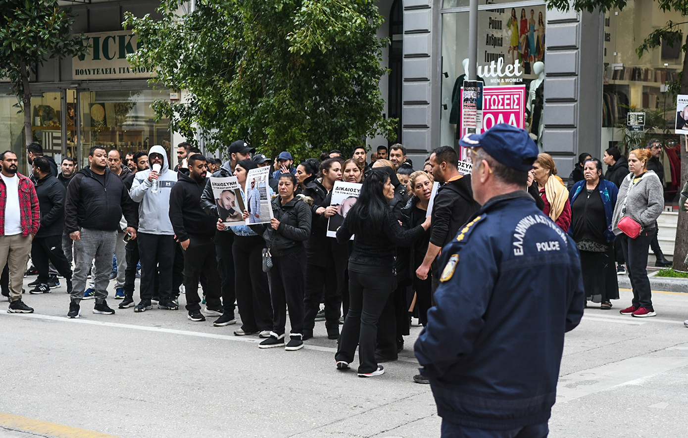 Παραδόθηκε και πέμπτος δράστης που φαίνεται σε βίντεο να ρίχνει τρεις κλωτσιές στο θύμα – News.gr