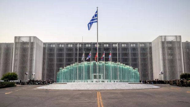 Το ΥΠΕΘΑ διαψεύδει δημοσιεύματα περί πώλησης του κτιρίου του Πολεμικού Ναυτικού στην πλατεία Κλαυθμώνος
