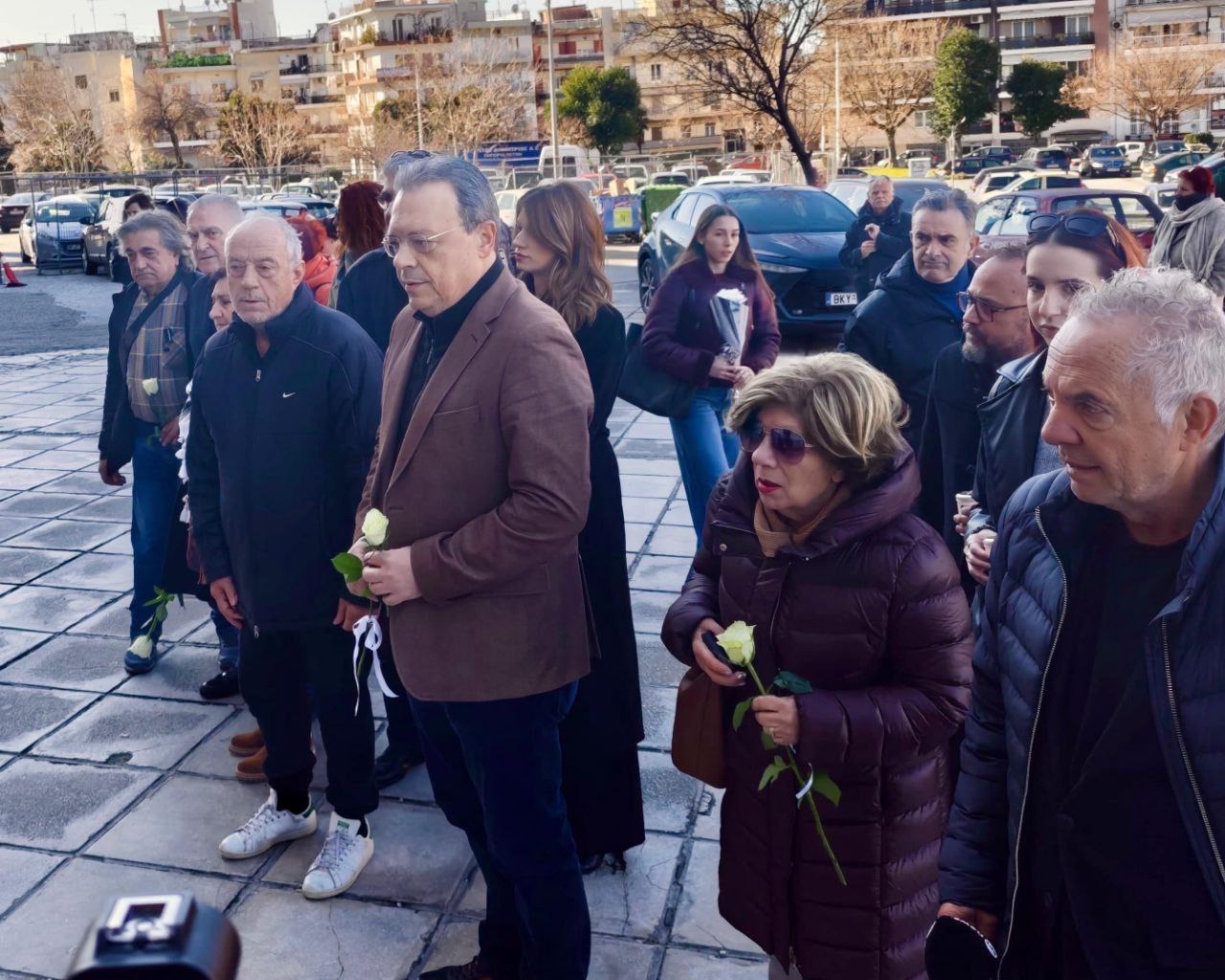 Στο γήπεδο της Τούμπας ο Φάμελλος - Άφησε λευκό τριαντάφυλλο για τους νεκρούς οπαδούς