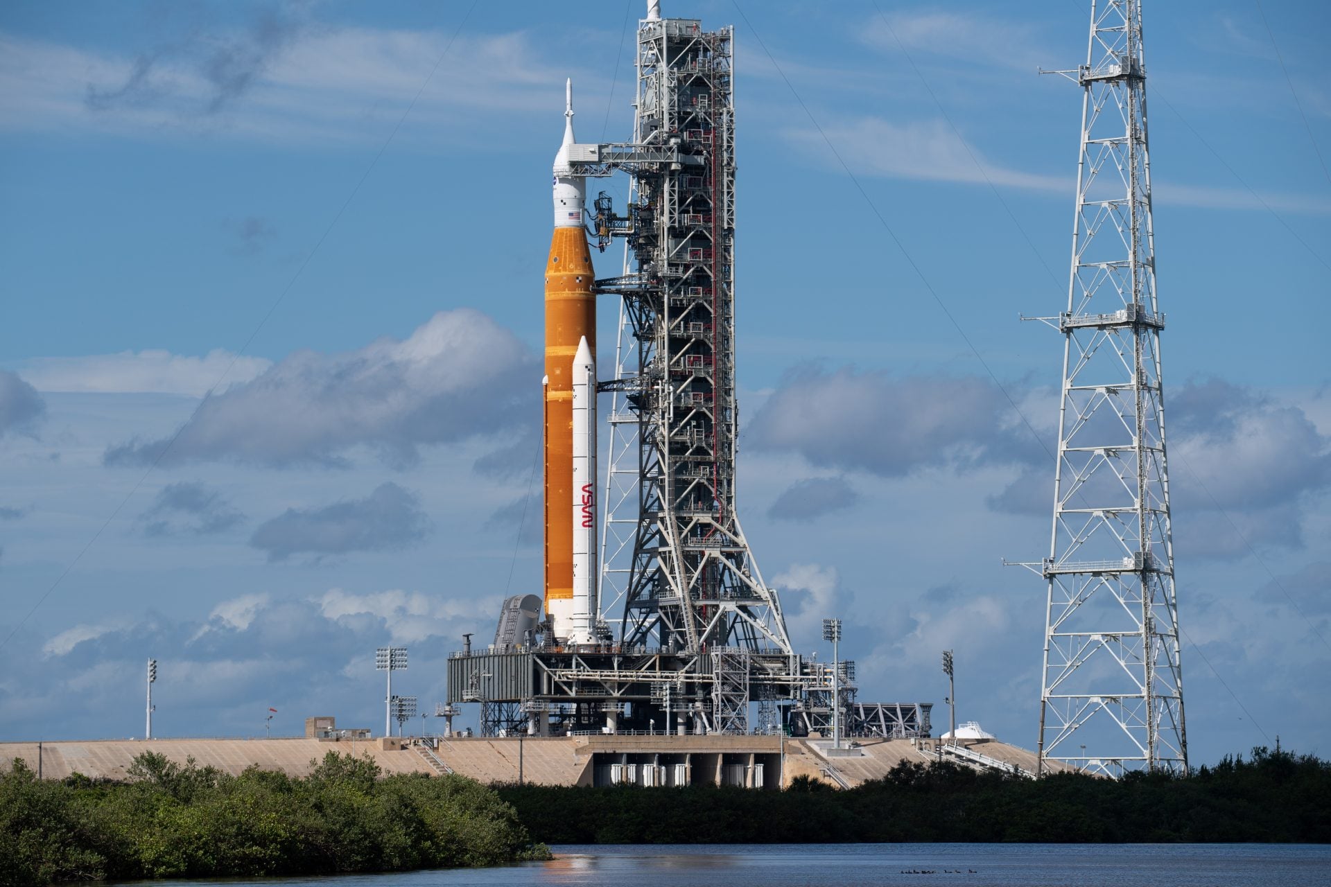 Η NASA ριμούλκησε στη θέση εκτόξευσης το γιγάντιο πύραυλο που θα στείλει στη Σελήνη την πρώτη επανδρωμένη αποστολή μετά από μισό αιώνα (βίντεο)