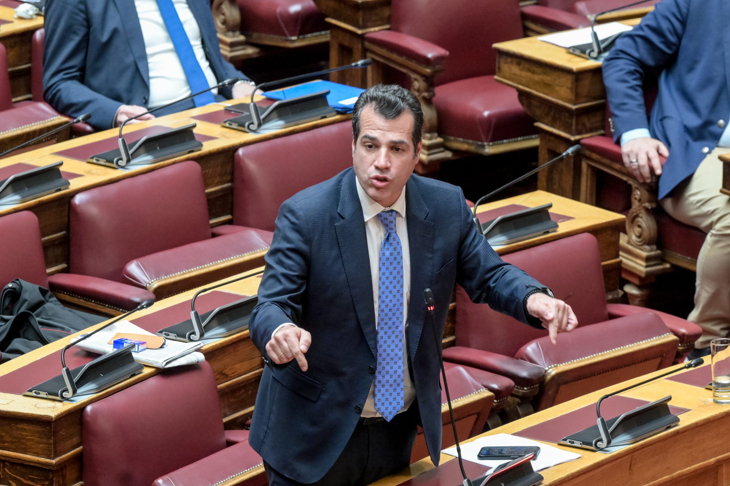 Θάνος Πλεύρης: Κανένας παράνομος «μετανάστης» δεν θα γίνεται νόμιμος - Τα πάνω κάτω με το νέο νομοσχέδιο