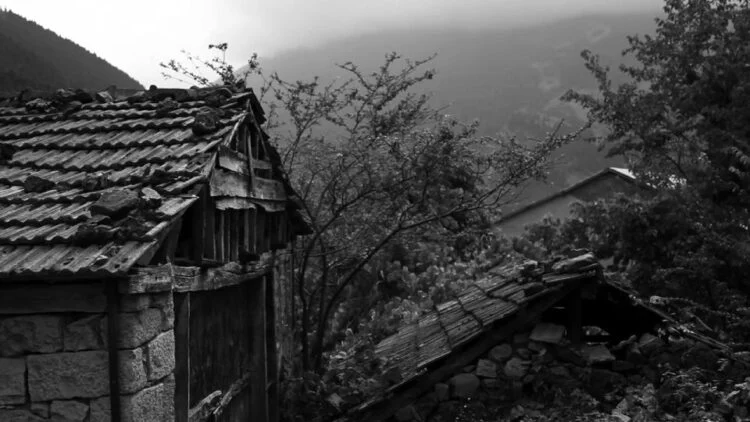 Ο Γουρζουλάς στη Λαραχανή και η «Σπέλια» που θυμίζει στόμα του κάτω κόσμου