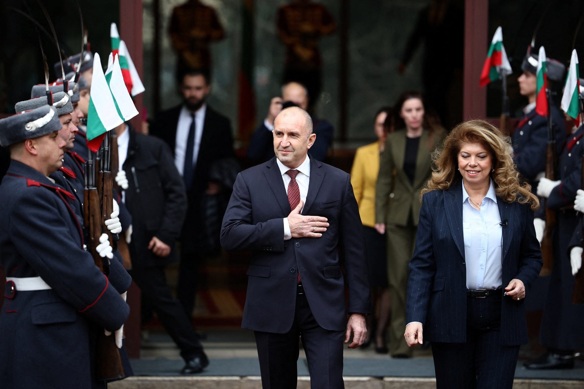 Ο Ρούμεν Ράντεφ παρέδωσε την προεδρία στην Ιλιάνα Γιότοβα