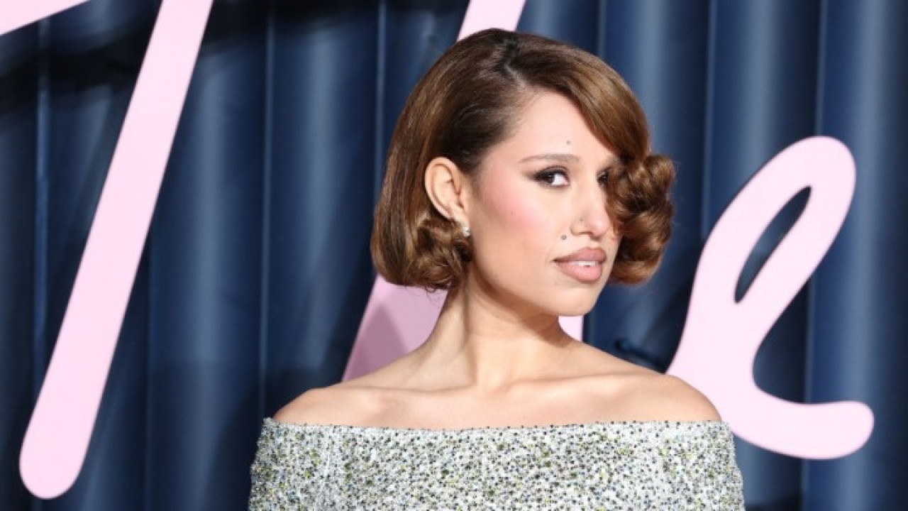 Το «Where Is My Husband!» σκαρφάλωσε στο Νο.1 του Ηνωμένου Βασιλείου: Η Raye επέστρεψε