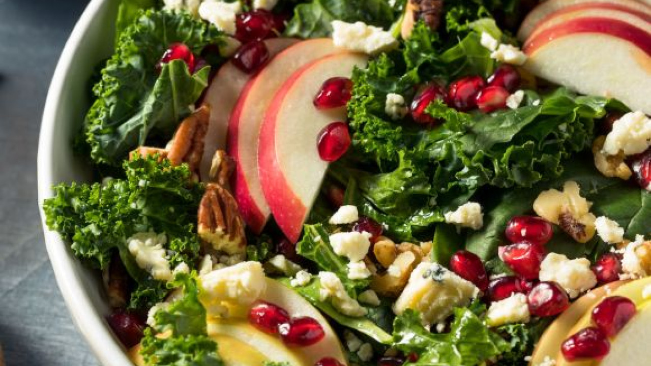 Σαλάτα με κέιλ, ρόδι, κόκκινο μήλο, καρύδια και κατσικίσιο τυρί