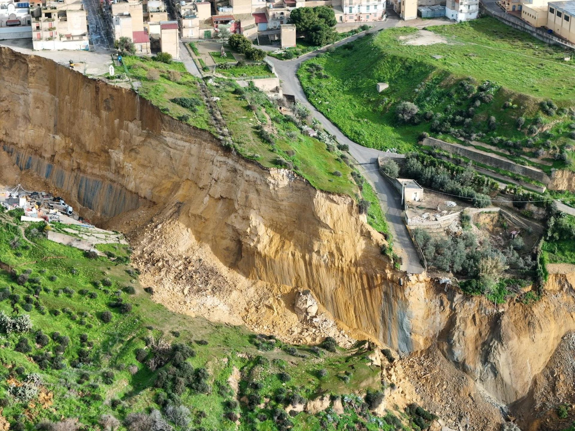 Πάνω από χίλιοι κάτοικοι εγκατέλειψαν τα σπίτια τους εξαιτίας κατολίσθησης στη Σικελία