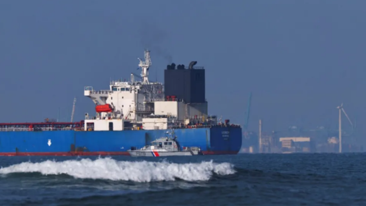 Ο καπετάνιος ύποπτου ρωσικού «σκιώδους» δεξαμενόπλοιου υπό κράτηση