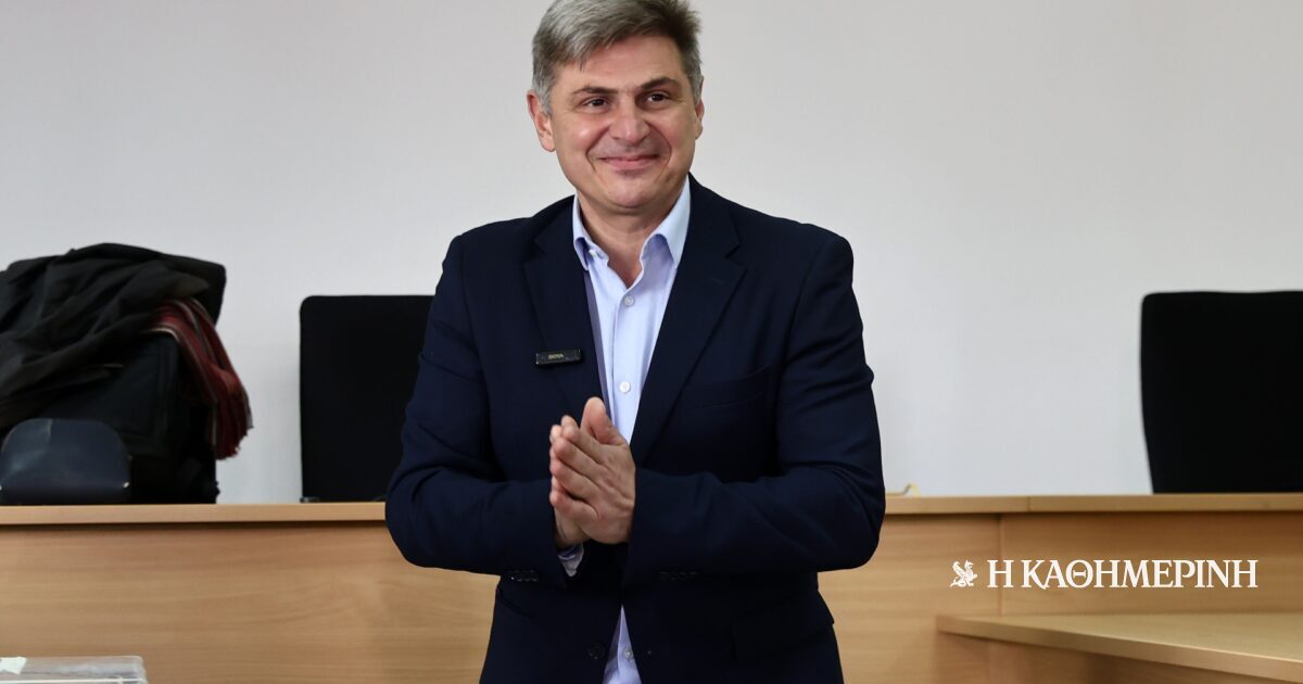 ΣΥΡΙΖΑ: Δεν παραδίδει την έδρα ο Φαραντούρης – «Λογοδοτώ μόνο στους συμπολίτες μου»