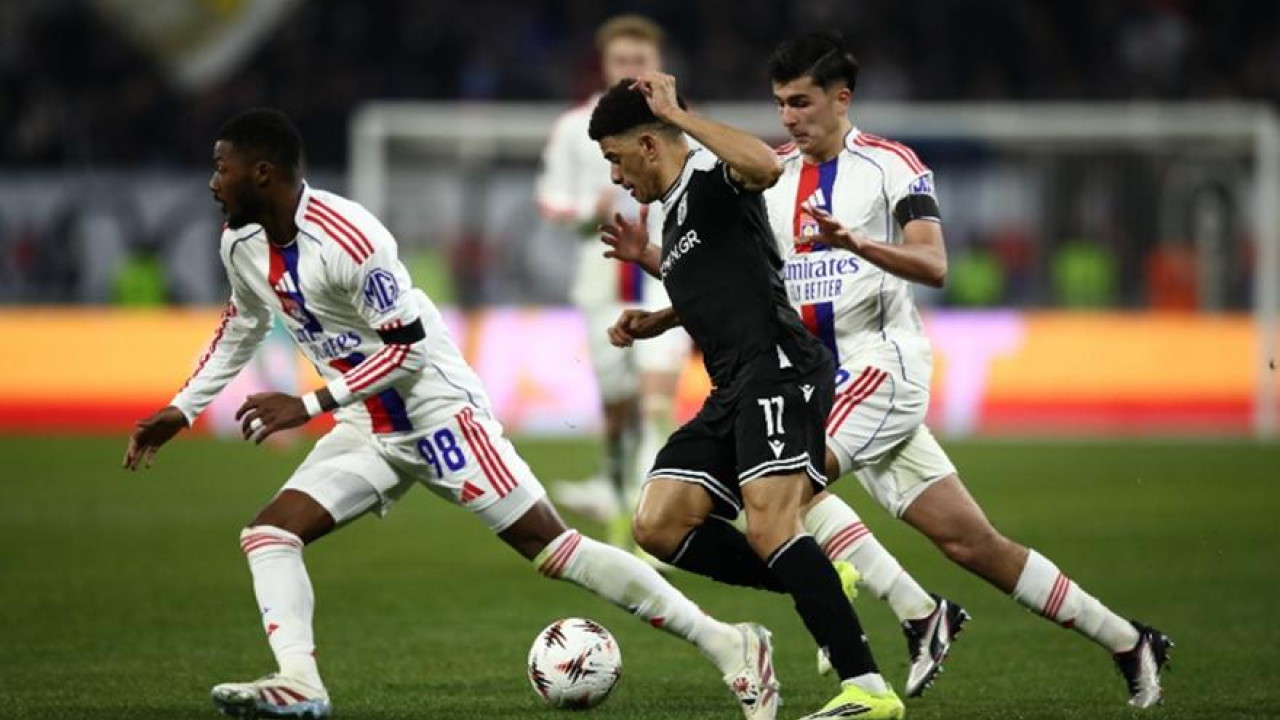 Πάλεψε μέχρι τέλους με δέκα παίκτες ο ΠΑΟΚ, λύγισε στο φινάλε από τη Λιόν