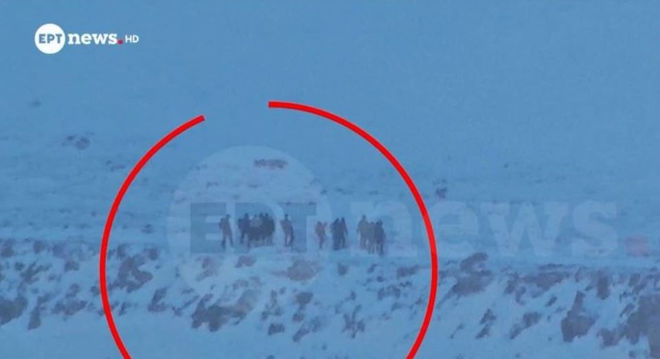 Οι διασώστες έφτασαν στους ορειβάτες – Σε εξέλιξη η μεταφορά τους (εικόνες)