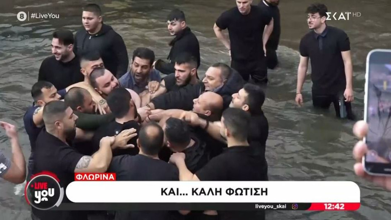 Θεοφάνια… άνευ λαμπρότητας: Στη Φλώρινα «σκοτώθηκαν» για τον Τίμιο Σταυρό (video)