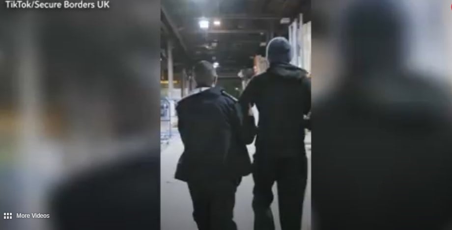 Βρετανία: Λογαριασμός στο TikTok με βίντεο απελάσεων μεταναστών