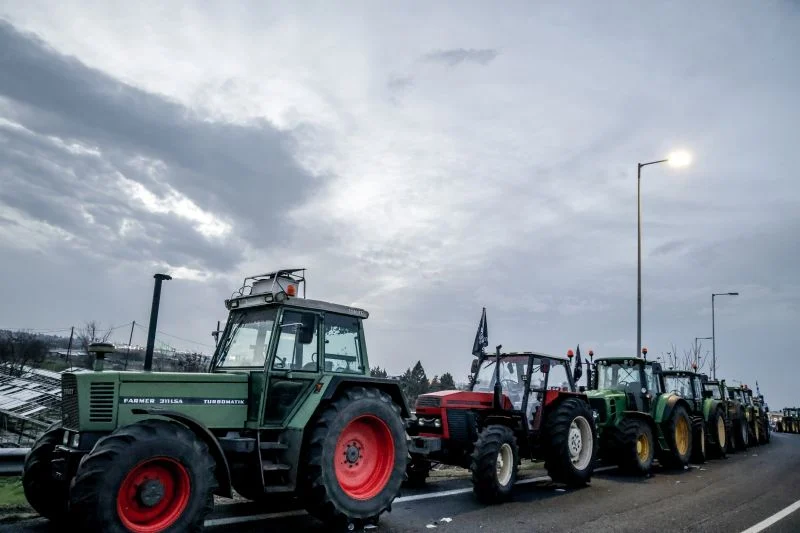 Κλιμακώνουν τις κινητοποιήσεις τους οι αγρότες με μπλόκα και πολύωρους αποκλεισμούς του οδικού δικτύου – Κλείνουν και τα δύο ρεύματα στα διόδια Μαλγάρων