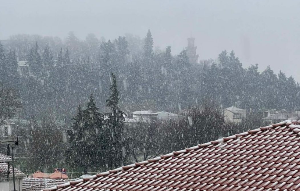 Σε λευκό κλοιό η Ελλάδα – Εντυπωσιακές εικόνες και βίντεο από το νέο κύμα κακοκαιρίας με τις έντονες χιονοπτώσεις, ποιες περιοχές «πάγωσαν»