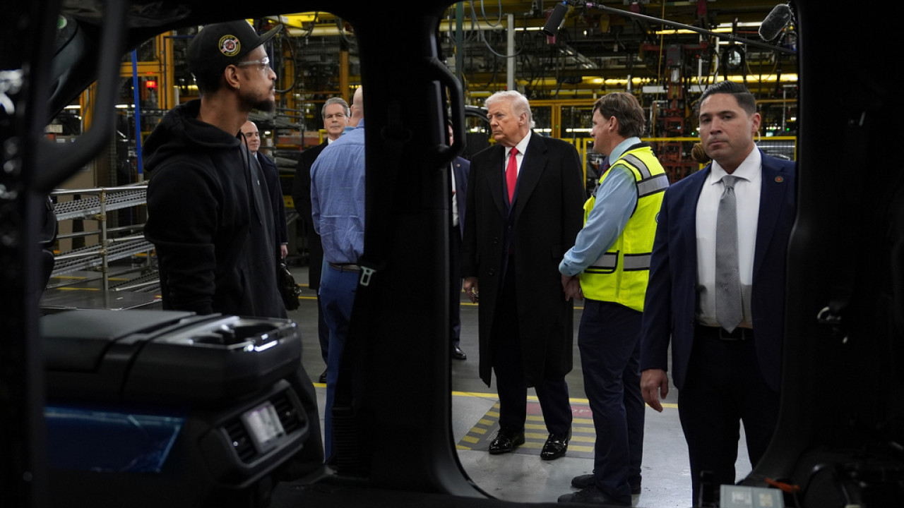 O Τραμπ έδειξε το μεσαίο δάκτυλο σε εργάτη της Ford στο Ντιτρόιτ - Δείτε Video