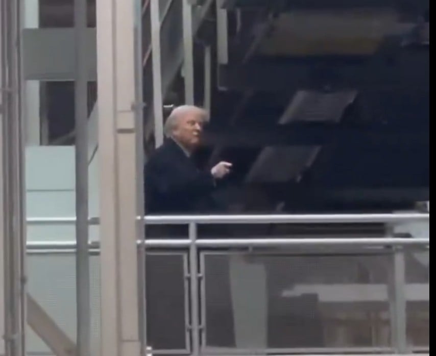 Η άσεμνη χειρονομία του Τραμπ σε εργαζόμενο της Ford που τον αποδοκίμαζε (βίντεο)