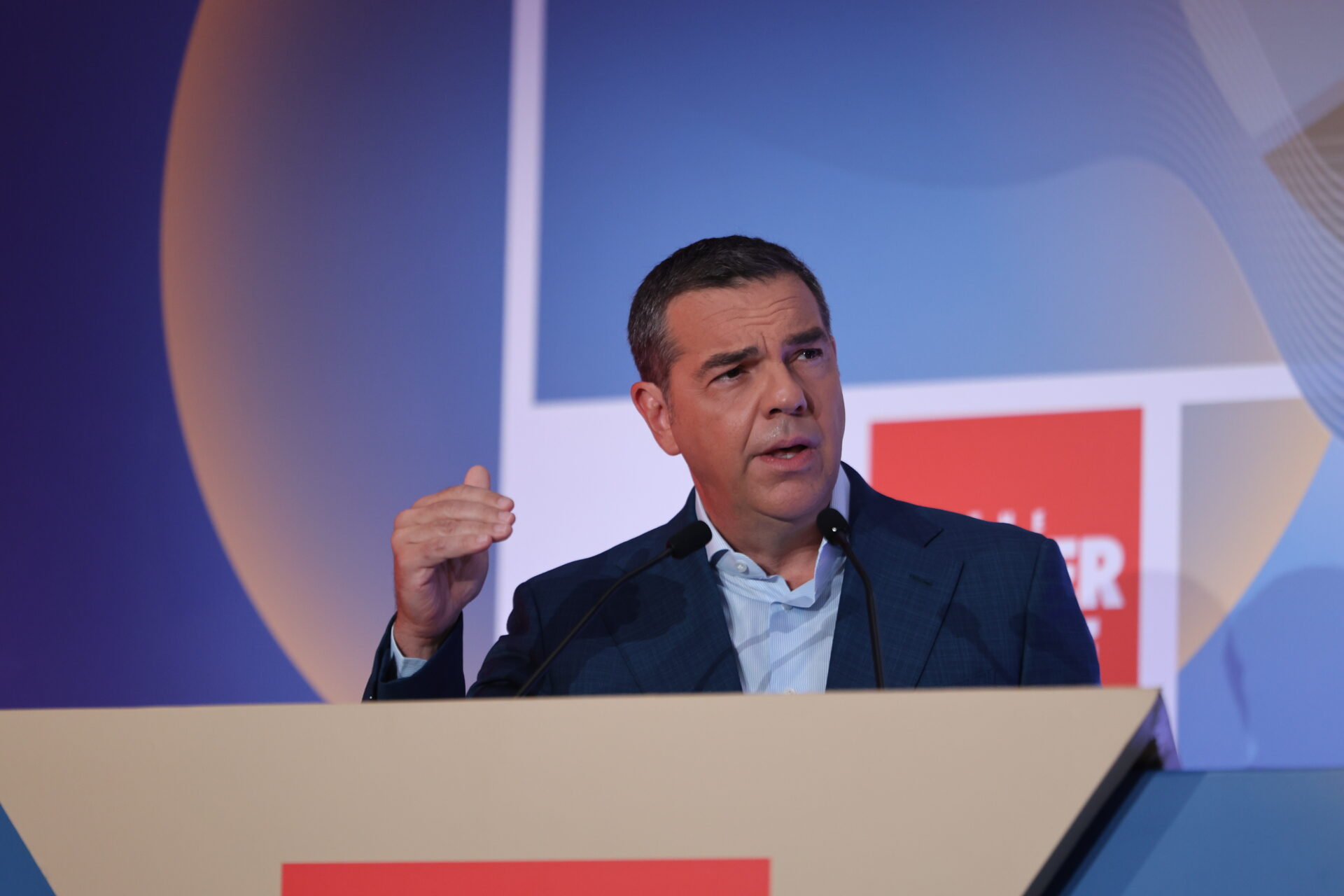 «Αντί να υπερασπιστεί τα εθνικά συμφέροντα, επιλέγει την πολιτική δειλία»