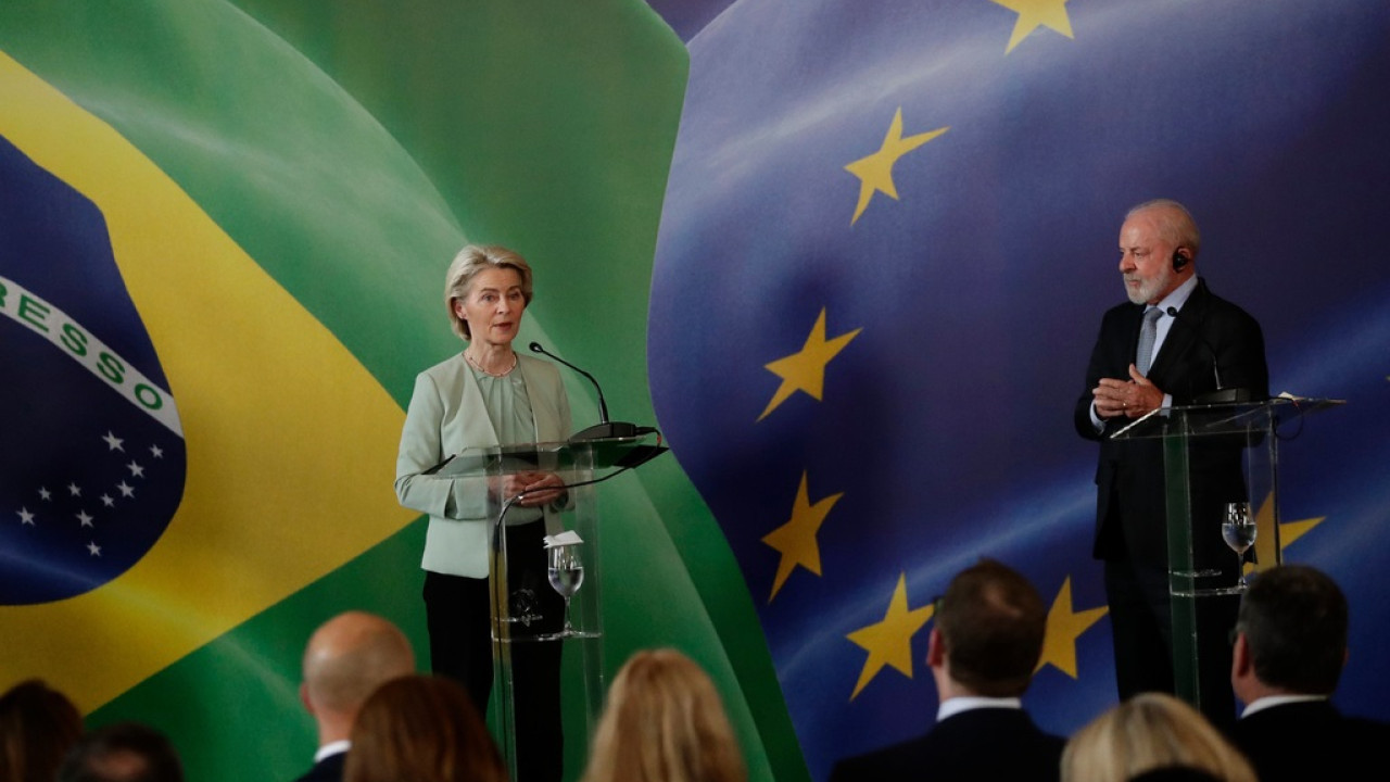 Φον ντερ Λάιεν: Οι δασμοί εγκυμονούν τον κίνδυνο μιας επικίνδυνης καθοδικής δίνης