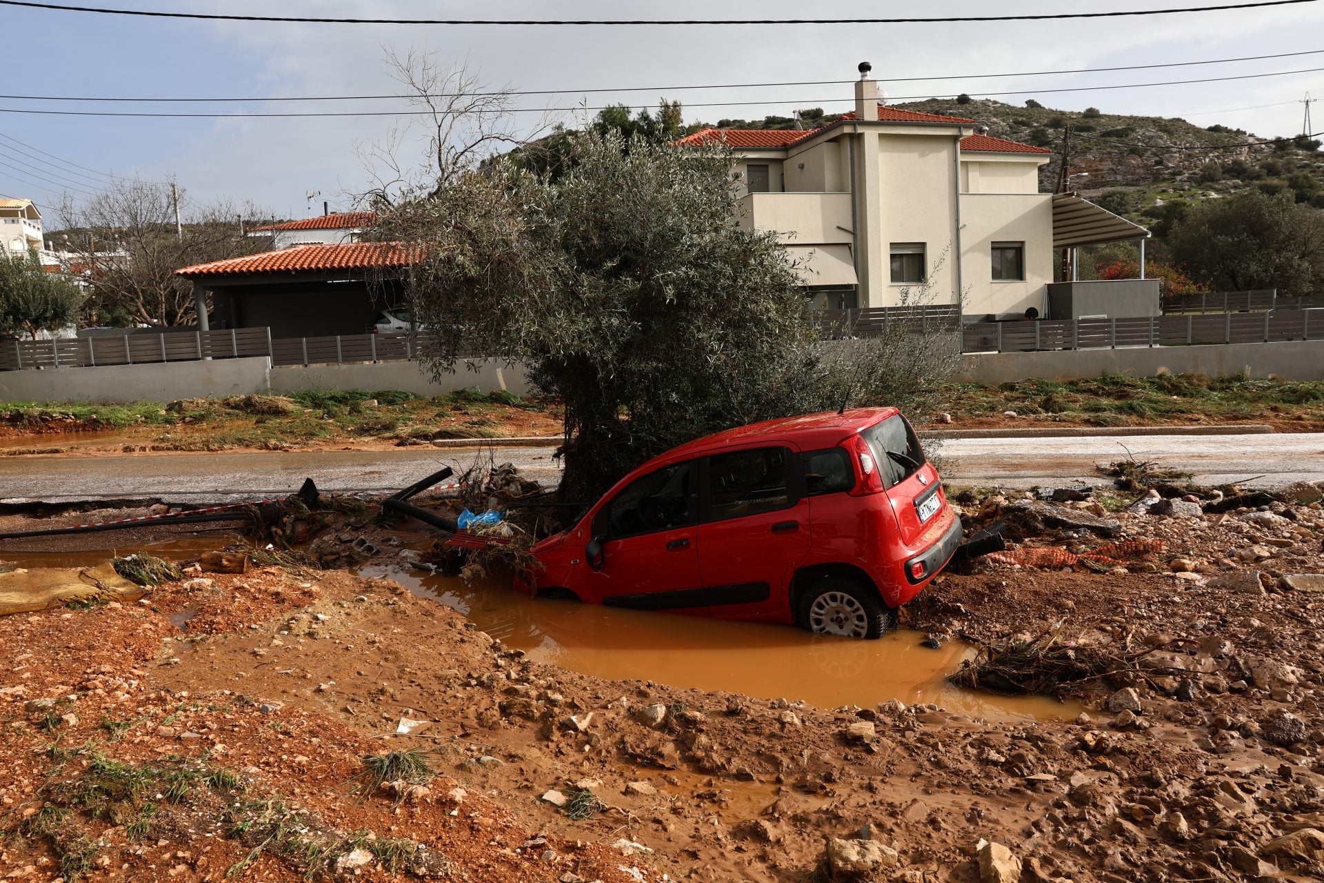 Γυναίκα εγκλωβίστηκε επί 3 ώρες με το αυτοκίνητό της σφηνωμένο σε δέντρο