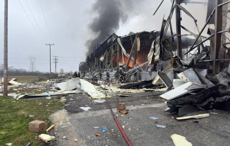 Βρέθηκαν τρεις απανθρακωμένες σοροί, αγνοούνται ακόμη δύο εργαζόμενες – News.gr