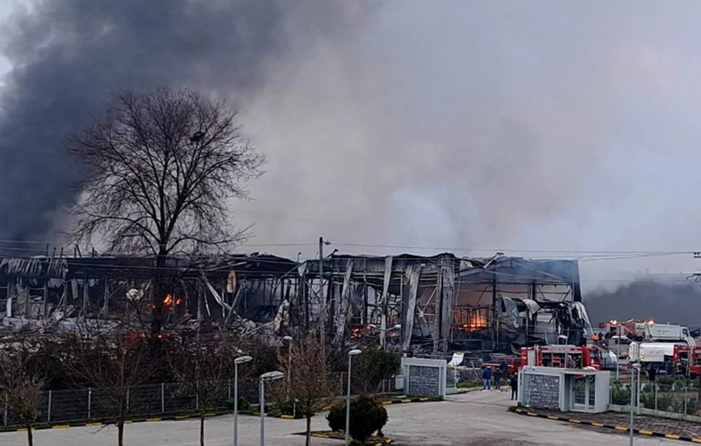 Προσπάθειες για εντοπισμό και του 5ου ατόμου που αγνοείται στην μπισκοτοβιομηχανία στα Τρίκαλα