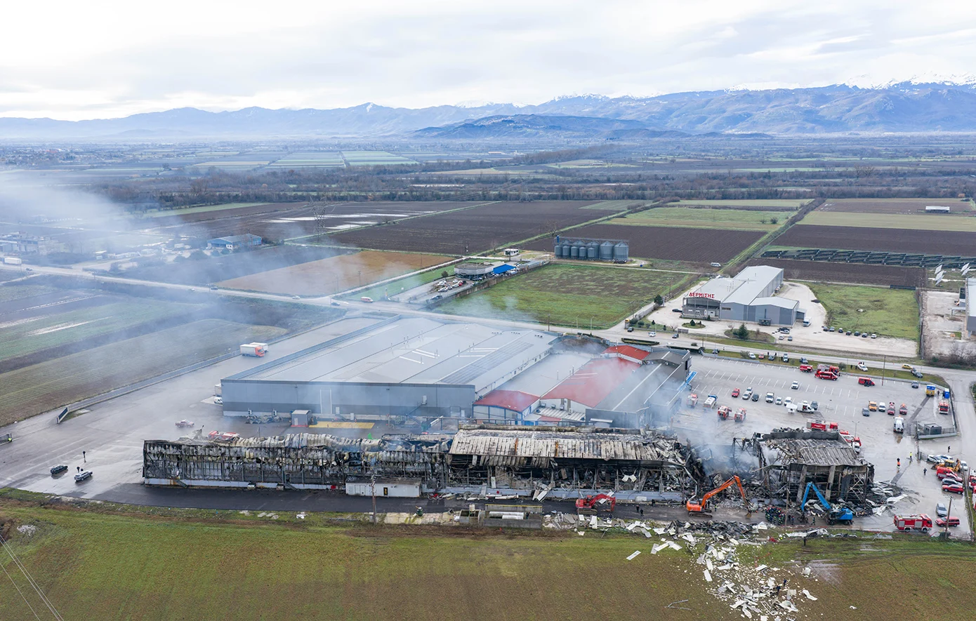 Με εισαγγελική παραγγελία συνεχίζεται η έρευνα για τις ευθύνες της τραγωδίας στα Τρίκαλα – Οι σωληνώσεις παροχέτευσης προπανίου και η ασφαλτόστρωση