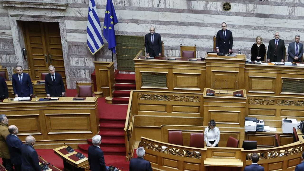Η Βουλή τίμησε τη μνήμη των πεσόντων  Ελλήνων αξιωματικών στα Ίμια - Τηρήθηκε ενός λεπτού σιγή