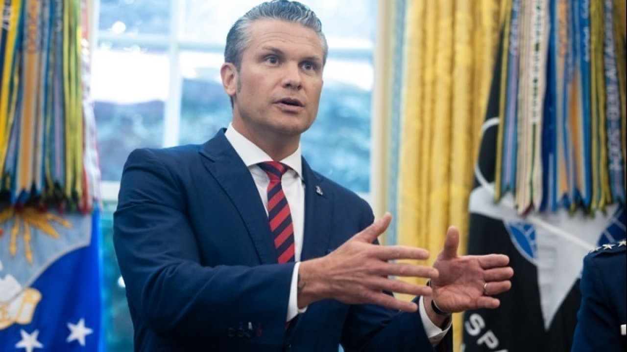 Ο γερουσιαστής Μαρκ Κέλι μήνυσε τον υπουργό Άμυνας για κατηγορίες «στάσης»