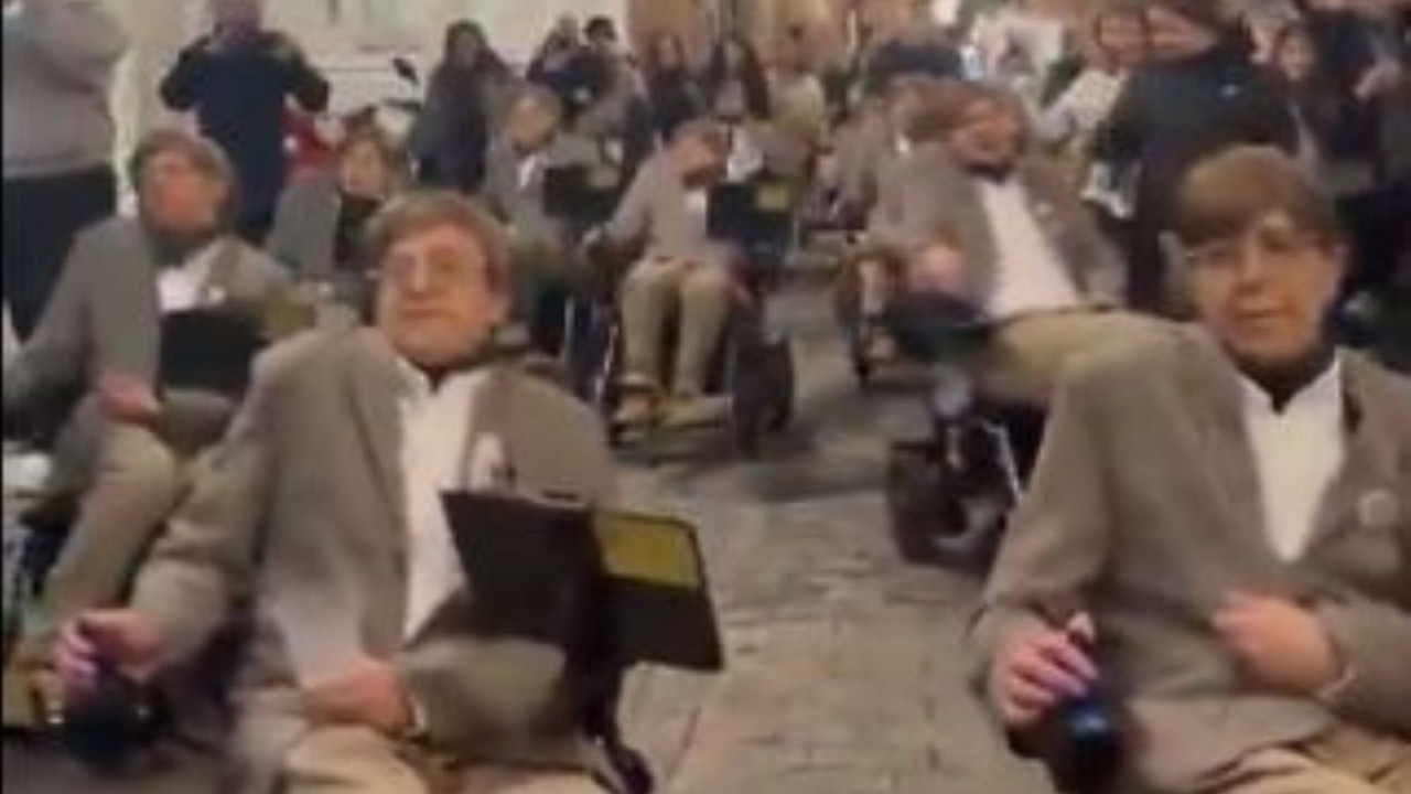 Θίασος βγήκε με αμαξίδια ντυμένος σαν Στίβεν Χόκινγκ στους δρόμους του Κάδιθ