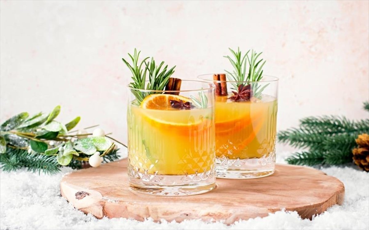Δοκιμάστε το απόλυτο χειμερινό κοκτέιλ με Bourbon, πορτοκάλι, κανέλα και δεντρολίβανο
