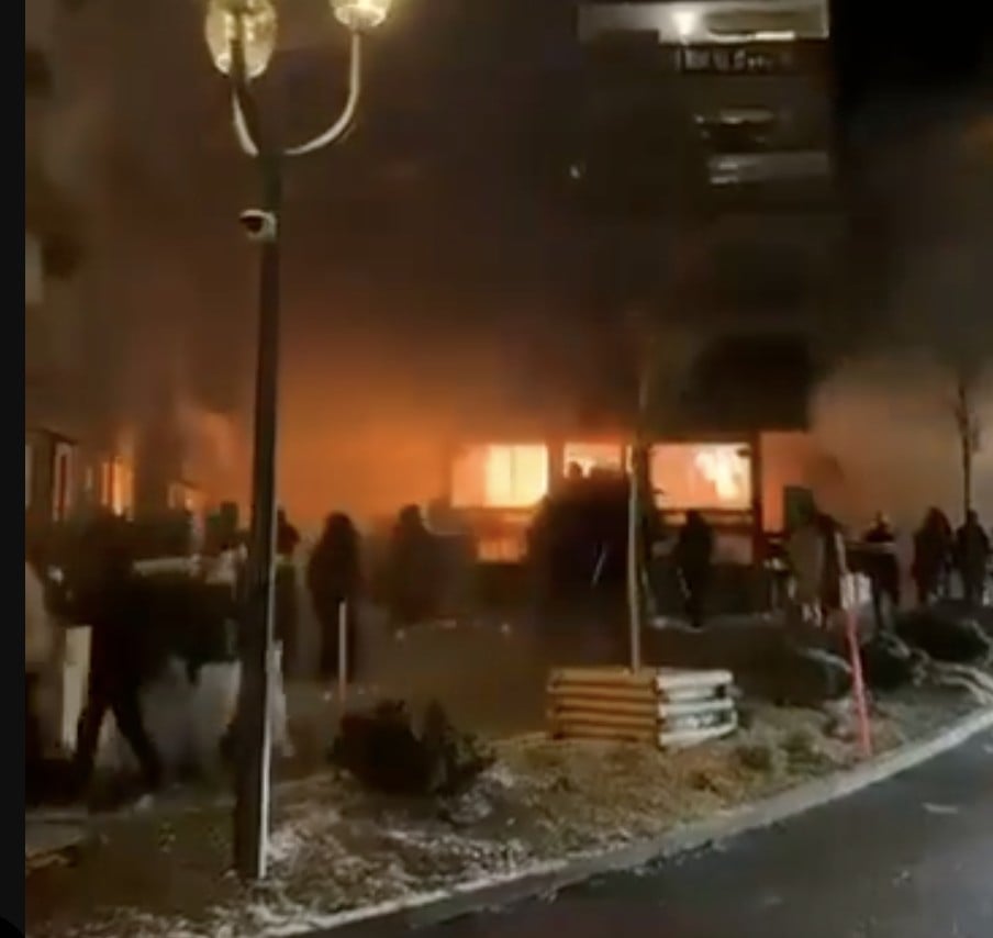 Πολύνεκρη έκρηξη σε μπαρ στο Κραν Μοντανά: Τα πυροτεχνήματα στο μικροσκόπιο