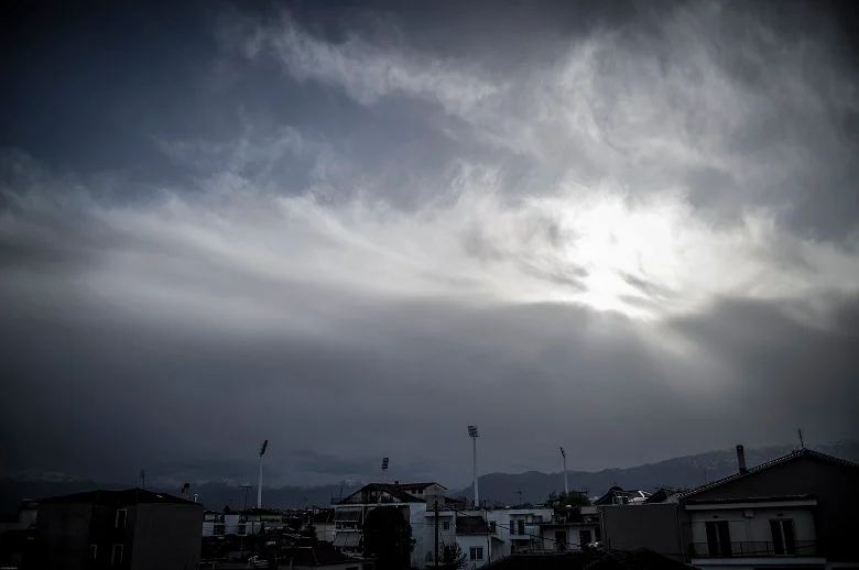 Νεφώσεις κατά διαστήματα και τοπικές βροχές – News.gr