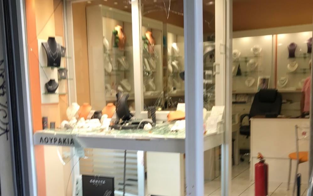 Έκλεβαν κοσμηματοπωλεία με τη μέθοδο της απασχόλησης