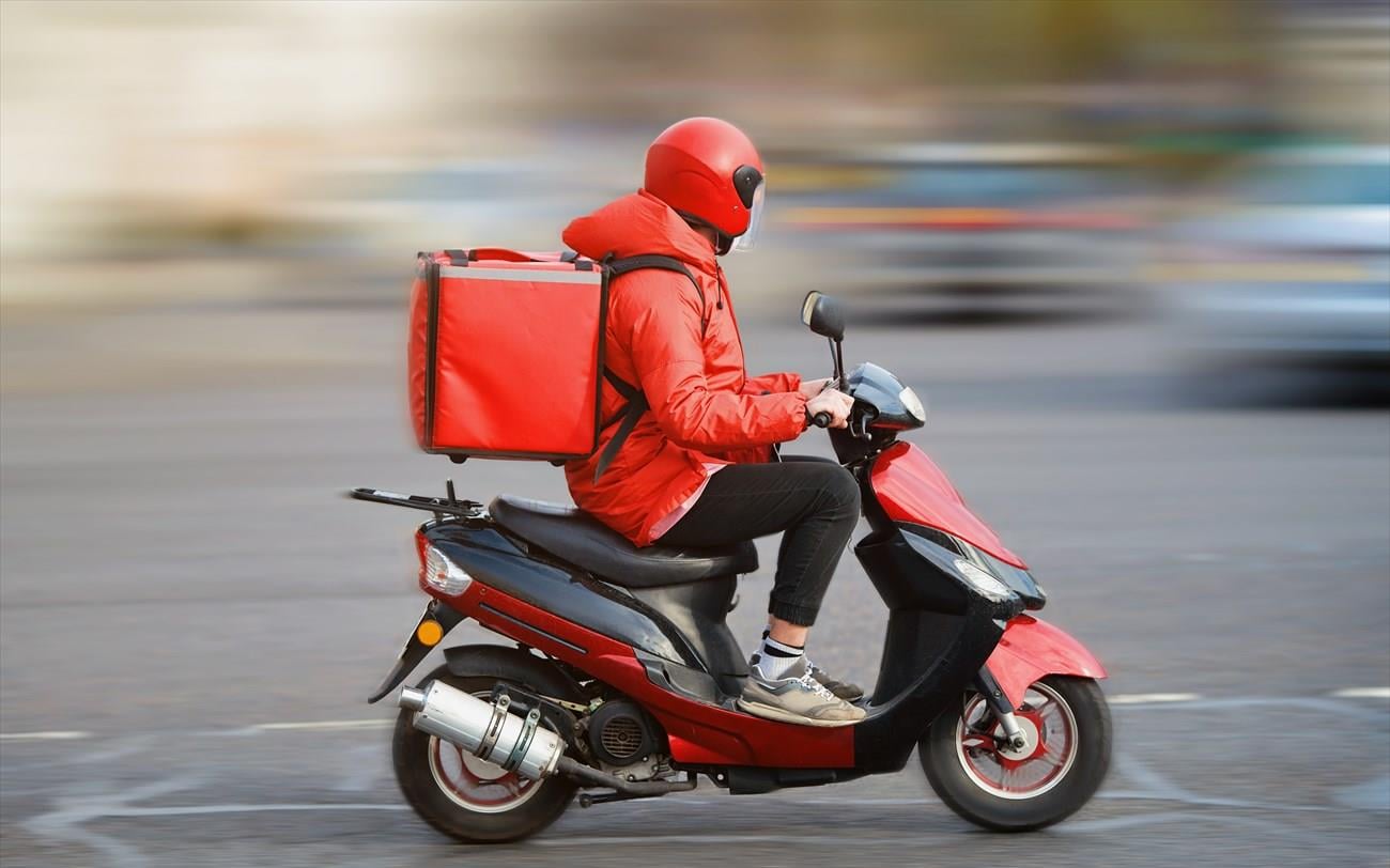 Εισαγγελικό αίτημα κατά εταιρείας delivery για «συνθήκες εκμετάλλευσης» των εργαζομένων