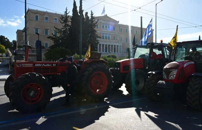 Αποχωρούν από το Σύνταγμα τα τρακτέρ μετά το χθεσινό συλλαλητήριο των αγροτών