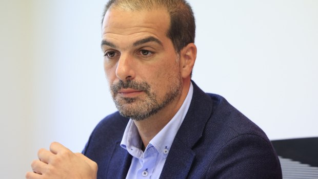 Ο «ανεξάρτητος» Στουρνάρας, υπέβαλε τα σέβη του στο σύστημα Μητσοτάκη, υπερθεματίζει ο Σακελλαρίδης μετά την οργή Τσίπρα