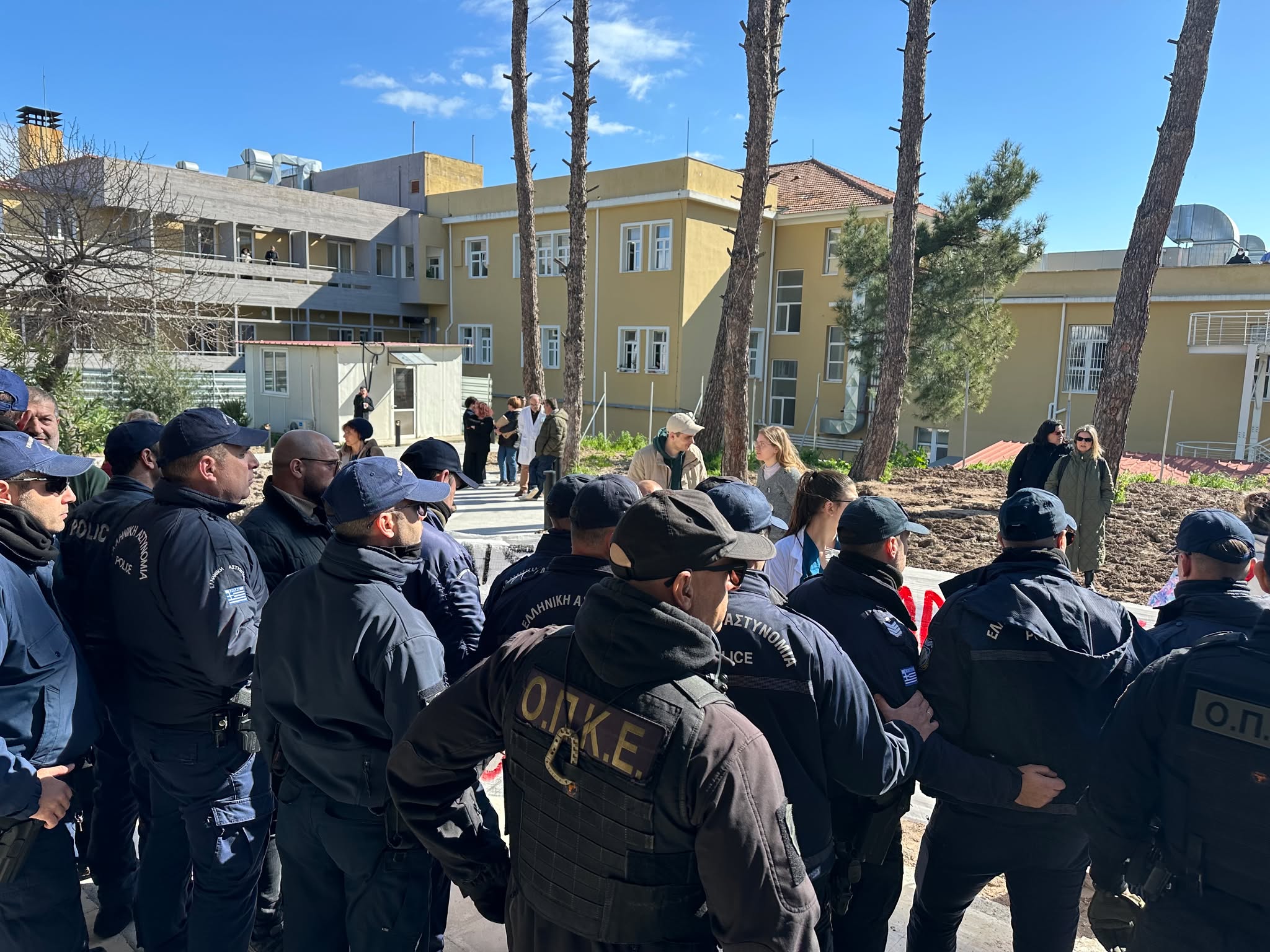 Μυτιλήνη: Νέα ένταση με Άδωνι Γεωργιάδη, υγειονομικούς και αστυνομία - Καταγγέλλουν αποκλεισμό οι εργαζόμενοι