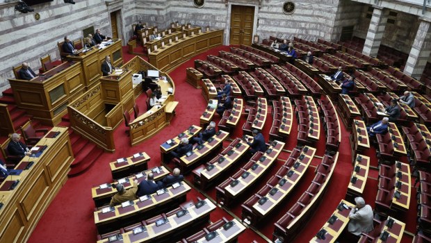 Συνταγματική αναθεώρηση: Πώς εκκινεί η διαδικασία, ποιες οι απαιτούμενες συναινέσεις και πώς ψηφίζεται η αλλαγή του Συντάγματος