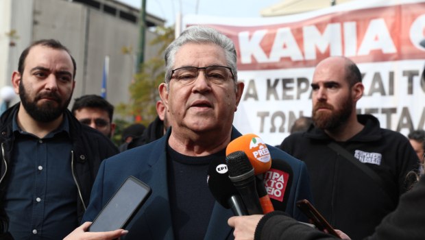Κουτσούμπας: Η ανθρώπινη ζωή είναι πάνω από τα κέρδη τους - «Παρών» στην απεργιακή συγκέντρωση στον Πειραιά
