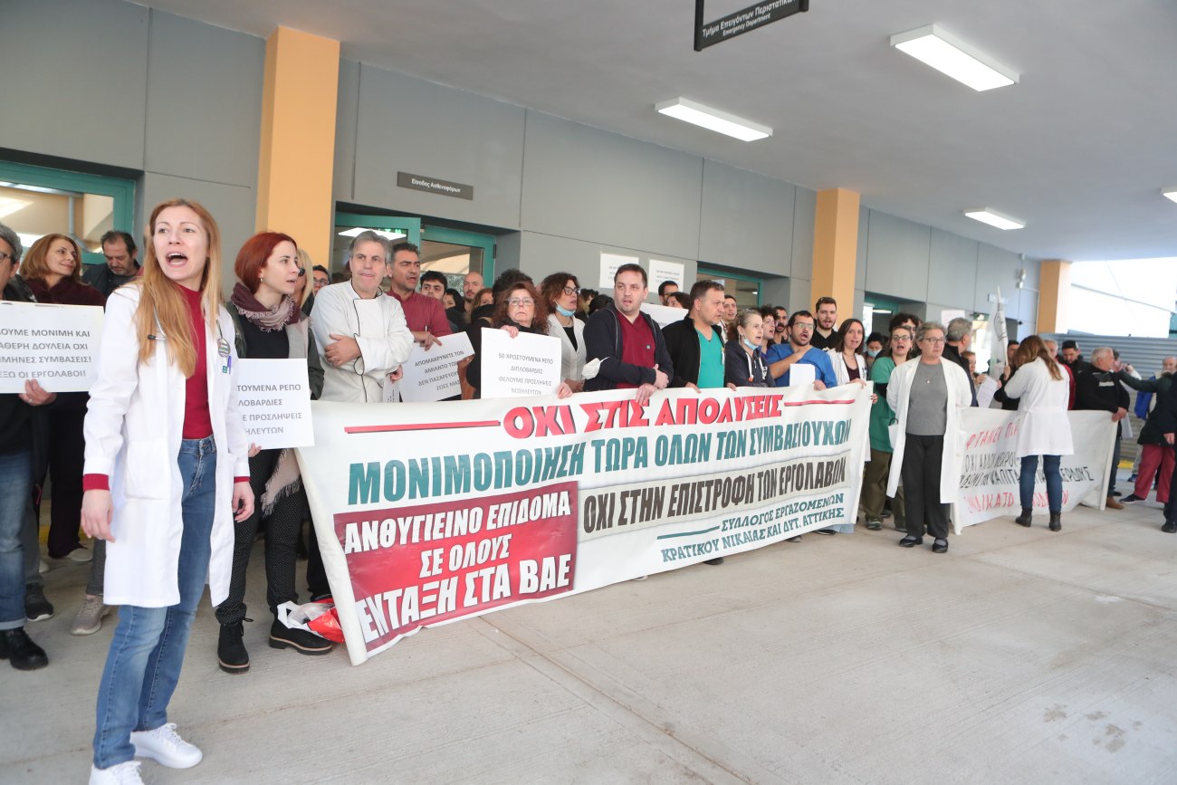 Κρατικό Νίκαιας: «Θερμή» υποδοχή Γεωργιάδη που βλέπει κομμουνιστική βία - Επίθεση των ΜΑΤ στους γιατρούς