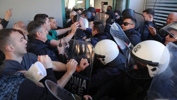 «Θερμή» υποδοχή Γεωργιάδη στο Κρατικό Νίκαιας - Επίθεση των ΜΑΤ στους γιατρούς