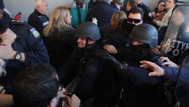 ΣΥΡΙΖΑ: ΜΑΤ και ΟΠΚΕ σε ρόλο σωματοφυλάκων του Γεωργιάδη στο Γ. Κ. Νίκαιας - Ερώτηση στον Χρυσοχοΐδη