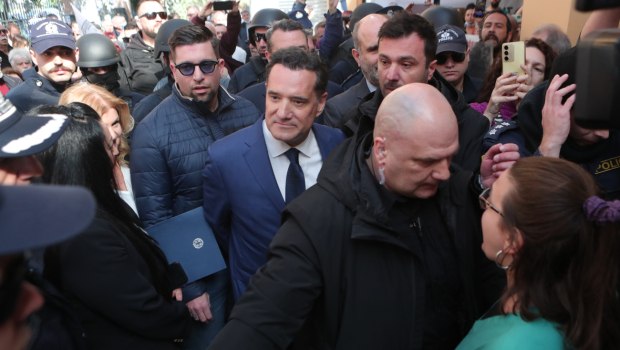 Νέα Αριστερά: Όταν οι υγειονομικοί ζητούν ενίσχυση, η κυβέρνηση στέλνει ΜΑΤ και συλλαμβάνει γιατρούς