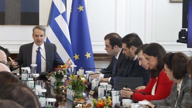 Στριμωγμένος ο Μητσοτάκης μετά την ηχηρή παρέμβαση Σαμαρά - Οι αναφορές σε «επαγγελματίες ανησυχούντες»