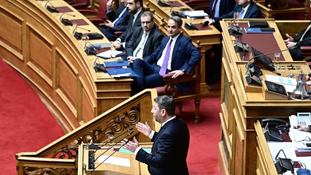 Διασταυρώνουν τα ξίφη τους Μητσοτάκης και Ανδρουλάκης για τα ενεργειακά και την ακρίβεια